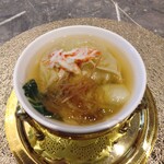 中国料理 新香港 - 8時間仕込み中国野菜×蟹肉×フカヒレ入り手包みスープ餃子