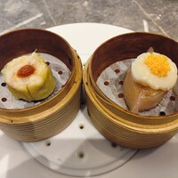 中国料理 新香港 - 二種の手包み蒸し物飲茶
                （クコの実入り海老焼売・ホタテ貝入り海老蒸し餃子）