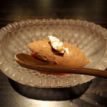 おみ乃 椿 - チョコレートアイスクリーム 苺ソース