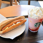 スターバックス・コーヒー - 料理写真:ヴィーナソーセージ石窯フィローネ、イチゴバナナフラペチーノ