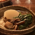たでの葉 - 聖護院蕪、天然きのこ、ちぢみほうれん草
      焚き合わせ