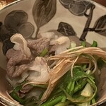 たでの葉 - 月の輪熊と根付き芹鍋
      この味付けが絶妙、さっぱりとした汁に月の輪熊の旨味がたっぷり出まくり、最高に美味しいのです！