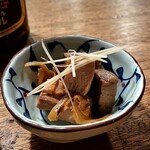 ウタリ - この日お通し②
      まぐろの炊いたの。生姜が光る。