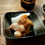 ウタリ - この日のお通し①
      アオリイカと北寄貝とねぎのぬた。
      イカに施した丁寧な包丁をご覧下さい。
      いわゆるお通しレベルではありません。
