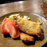 ウタリ - アジフライ。細かめのパン粉。
      ウスター、中濃の2種類のソースで。