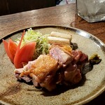 ウタリ - 炭火の力を生かした地鶏焼き。
      皮はパリッと、なかはふっくらとジューシーな仕上がり。
      オススメの一皿。