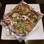 バルひげ - ヤリイカとアサリのホイル焼き１０００円＋税