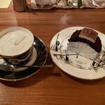 炭火焙煎珈琲・凛 - ココアロールケーキ 650円　ウインナーコーヒー 950円