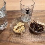 立ち呑み　庫裏 - コウナゴ佃煮とホタテチーズ、お酒は仙禽立春しぼり