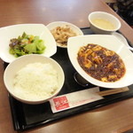 チャイナ長江 - メインは四川麻婆豆腐、小鉢はゆで豚のガーリックソース