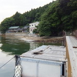 前方の白と茶色の2F建ての建物がお店