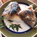 魚山人 - 鯛頭の塩焼き（2人前）