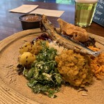 HOPPERS - 丸干しのイワシが美味！カレーとセットで1,650円。