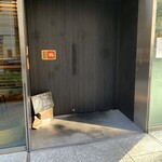 HOPPERS - スタイリッシュな入り口。　入り口分からず近辺ぐるぐる迷いました。笑