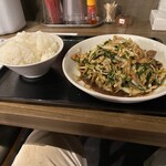 大衆中華の店 炎 - ニラ豚+ライス大　定番の注文