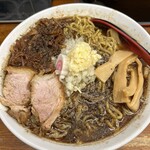 東神田ら～めん3 - モンナカブラック大盛り　ニンニク追加　胡椒たっぷり　具は、チャーシュー、ほぐし豚、メンマ、玉ねぎ