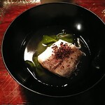 ななしの庵 - タラとワカメのお吸い物　鱈は釣ってきたもので身がしっかりしまっている。ワカメは旬。予め焼くことで塩味と粘りを強調。梅干しを作るときの紫蘇を添えており、鱈の脂身をスッキリさせるいいアクセントになる。本日