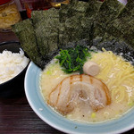 横浜家系ラーメン 魂心家 - 塩ラーメン・麺硬め（魂心家の日500円）＋海苔まし（50円）