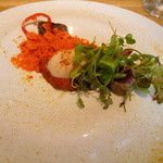 アニエルドール - カツオのマリネ　温卵のせ　トマトと甘唐辛子の煮込みピペラード