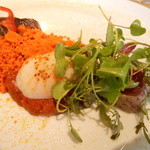 アニエルドール - カツオのマリネ　温卵のせ　トマトと甘唐辛子の煮込みピペラード