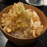 小料理 椿 - かき揚げを乗せて、天つゆをかけ回したら天丼完成‼️