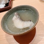 すが弥 - 最初のお椀は鱈のみぞれ汁。蛤のお出汁です。寒い夜には嬉しい心遣い