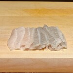 すが弥 - 塩締めして一週間寝かせた鮃の縁側です。3kgの個体なので縁側も太く厚く広い