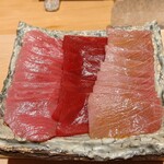 すが弥 - 今夜のマグロは三種。左から別れ身、赤身、大トロです。いずれも伊豆下田に揚がりました