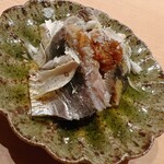 すが弥 - 菅谷流、オイルサーディンです。強い酢締めで引き出された青魚の旨味をガーリックチーズのコクとやま山葵の辛味が絶妙に包み込み、盛り付け後に垂らしたオリーブオイルの香りでいただきます
