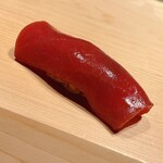 すが弥 - 赤身です。中に青混ぜの海苔を挟んで鉄火風に仕上げます。香りが格段に向上