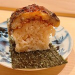 すが弥 - 鰻の棒寿司。穴子のツメを落とします。シャリは押寿司らしく、握りのシャリとは異なり、練って粘り気を出しました。見えないところに手が掛かっております