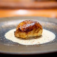 馳走西健一 - 静岡県焼津産游がせ花鯛、大葉、ロースト玉葱のパイ包み焼き ブールブラン・ソース