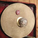 ななしの庵 - イチゴをクルミでコーティングしたものに山葡萄のジャムを添えたもの