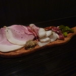 BARU 竹末 - 黒豚の自家製ハム・サラミとか（原文ママ）。
      ヨーロッパの静物画のような色彩！ハム・サラミ以外にも黒豚の脂の塩漬やピクルスも絶品。