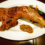 BARU 竹末 - 
      天草大王の炭焼き（2,850円）
      明治中期から昭和にかけて熊本で飼育されていた絶滅品種の地鶏を復元したという希少品種のモモ肉。柔らかく、噛むほどに旨みがあふれる。