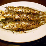 BARU 竹末 - 鰯とローズマリーの炭焼き。まるまる太った鰯3匹がローズマリーと一緒に炭火で焼かれて、香ばしく仕上がってます。