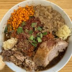 ラーメン鷹の目 - 限定 スタミナ系台湾ラーメン 1300円　豚マシ 250円　コール：全マシ