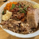 ラーメン鷹の目 - 限定 スタミナ系台湾ラーメン 1300円　豚マシ 250円　コール：全マシ