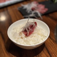松庵 韓菜房 栄大津通店 - ハラミ刺しオンザライス、醤油だれも美味しい。