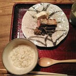 ななしの庵 - 玄米ご飯(玄米8割)、白菜の漬け物、マスの塩焼き、わらびの漬け物、ばっけみそ