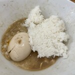 煮干らーめん 川むら - 追い飯〜！声をかければ丼に入れてくれる。