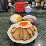餃子屋 かず - チャーシューエッグ定食