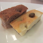 マジカメンテ ビバッコ - セミドライ巨峰と旬豆を使った2種の自家製パン