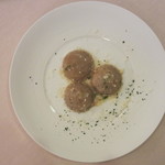 マジカメンテ ビバッコ - パスタ　ラヴィオリ　炭火焼にした豚肉とアマレッティの詰め物