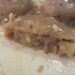 マジカメンテ ビバッコ - パスタ　ラヴィオリ　炭火焼にした豚肉とアマレッティの詰め物