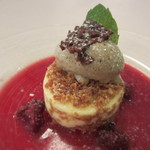 マジカメンテ ビバッコ - ストラッキーノチーズのトルティーナ いろいろなベリーと赤ワインの軽いスープ仕立て