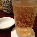 ロックフィッシュ - 白い小皿をいただいて、瓶入りの乾きものをいただきます。なんと無料です。