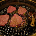 SATOブリアン - 宮崎牛のヒレのすき焼き、にんにくたまり醤油と長崎の雲仙の卵で3