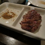 SATOブリアン - 鹿児島の黒毛和牛のハラミ、にんにくたまり醤油かスパイスで4