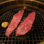 SATOブリアン - 鹿児島の北薩摩牛のイチボ 山葵醤油で、カメノコウ（赤身） つけだれで2